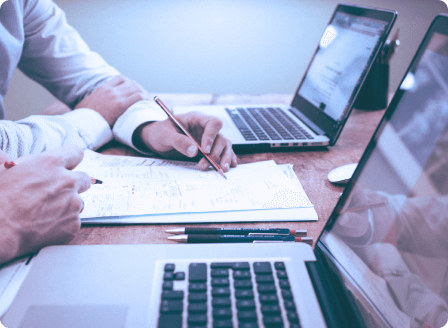 Pessoas trabalhando em frente ao um computador.